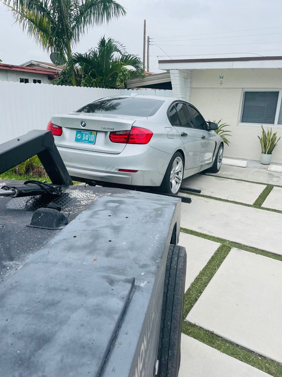 Yudy Towing remolcando un vehículo especial a domicilio