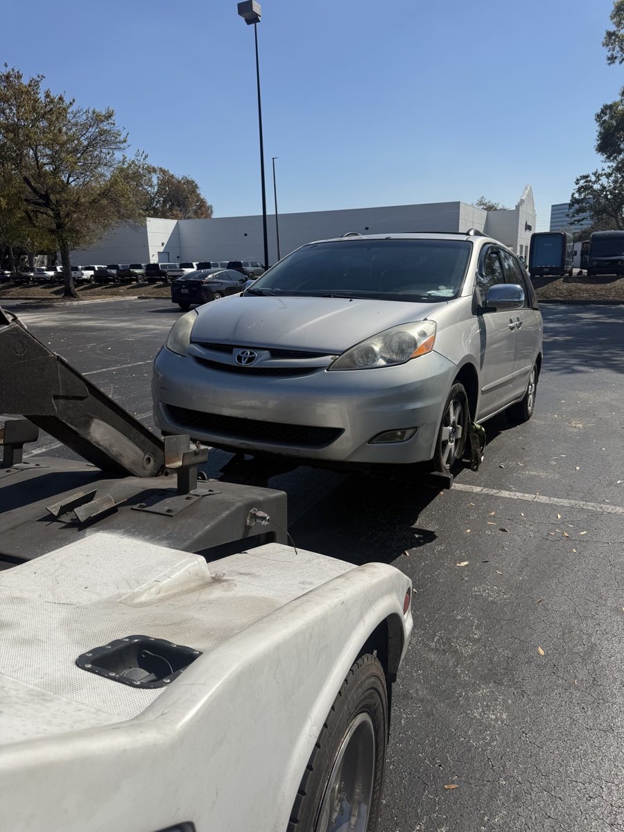 Yudy Towing remolcando una minivan en Tampa